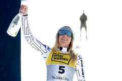 Bronzová Ester Ledecká při květinovém ceremoniálu po sjezdu žen na MS v Saalbachu 2025