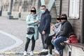 Koronavirus - lidé bez roušek na ulici Prahy, porušení, nouzový stav