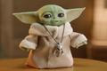 Očekávaný Baby Yoda jde do obchodů. Hračka mrká, vrtí se a kňourá stejně jako v seriálu