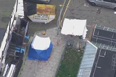 Letecké záběry z východního Londýna, kde byli ubodáni tři muži