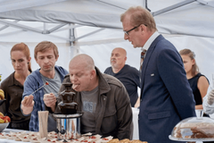 Případ mrtvého nebožtíka poráží na kameňáky Trošku. Herci zachraňují odfláknutý film