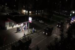 Nákladní auta italské armády převážejí rakve s oběťmi koronaviru do přilehlých provincií