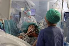 Houslistka hrála na svůj nástroj přímo při operaci mozku