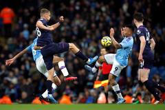 Tomáš Souček v souboji s Gabrielem Jesusem