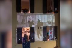 Dojemné záběry: Promítání filmu pro pamětníky roztančilo seniory v karanténě