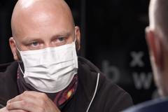 Desítky záchranářů v karanténě: Jeden nakažený může vyřadit 20 dalších, varuje Samek