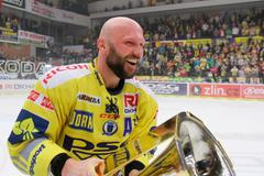 Zlínský hokejový útočník Petr Leška po vítězství v extralize 2013/14