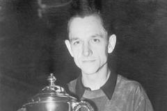 Bohumil Váňa s pohárem pro mistra světa po vítězství ve slavném Wembley v roce 1948