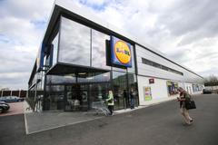 Prodejna Lidl - ilustrační foto, prodavačka, prodej, zboží, zaměstnanec, práce