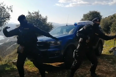 Policisté tančí ve videoklipu. Nabádají Čechy, jak udržovat odstup v době koronaviru