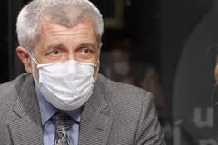 Po dvaceti minutách už rouška nechrání. V lese nebo v autě je zbytečná, tvrdí lékař