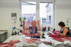 Fotogalerie / Šicí dílny v Táboře vyrábějí pro lidi roušky / Adam Helma