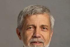 Roušky nasadit, rozhodla vláda. Sledujte speciál DVTV s expertem z Bulovky