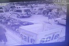 Sebevrah zabíjel v husté dopravě v pákistánském městě Kvéta. Vše natočila kamera