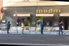 Češi si drží odstup. Disciplinovaně stojí ve frontách před řezníkem, galanterií i lékárnou