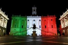 Římská radnice se v úterý večer rozsvítila v italských barvách.