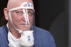 Rektor ČVUT si dělal masku proti koronaviru z PET lahve: Musíte chránit i oči a nosit rukavice