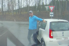 Člen Vězeňské služby vybržďoval řidiče a hrozil mu fyzickým útokem. Vše nahrála kamera