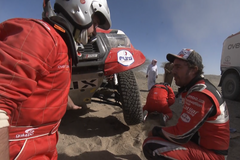 Fernando Alonso v druhé etapě Dakaru musel opravit svoji Toyotu