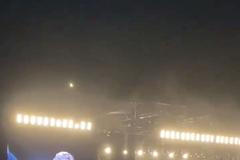 Elton John během koncertu přišel o hlas. Vypadal, že propukne v pláč, popisují média jeho odchod z p