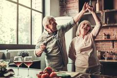 Zamilovaní senioři, stáří, láska, ilustrační foto