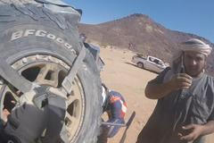 Zku***me závit, ty blbe. Češi na Dakaru měnili kolo a drsně odháněli Saúdy