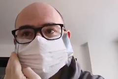 Funkční roušku z papírové útěrky trvá vyrobit dvě minuty. Zabavíte i děti