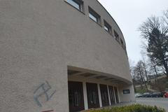 Svastika na kulturní národní památce v Ústí nad Orlicí.