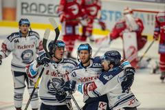 33. kolo hokejové Tipsport extraligy, Vítkovice - Třinec: Daniel Kurovský (43) a vítkovičtí hokejisté se radují z gólu na 2:3