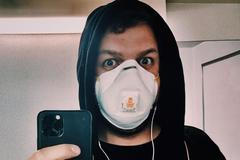 Jeho video o rouškách trhá rekordy: I ty ušité doma chrání, venku má roušku mít každý