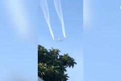 Letadlo Delta Airlines při nouzovém přistání vypustilo palivo na školáky