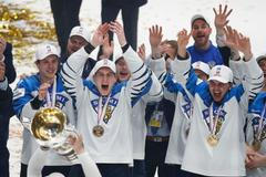 Finští hokejisté slaví titul na MS v hokeji 2019