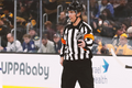 Mohu. Ó, ano, já mohu. Oblíbený rozhodčí NHL na ledě doslova perlí