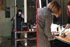 Žádné fronty. Restaurace v Praze vydávají jídlo oknem, chybí ale zákazníci