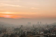 Znečištěný vzduch v zimním Sarajevu