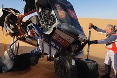 Macháček otočil buginu přes střechu. Zůstal v poušti do noci, nikdo mu nepomohl