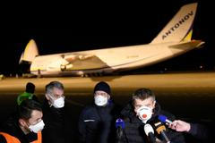 vláda, Babiš, Hamáče, letadlo, letiště, Pardubice, Ruslan, rouška, koronavirus