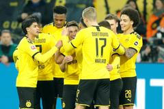 Bundesliga 2019/20, Dortmund - Frankfurt: Hráči Dortmundu oslavují gól
