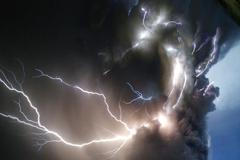 Úchvatné přírodní divadlo. Blesky létaly přímo v soptícím vulkánu