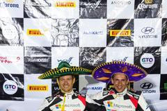 Sébastien Ogier a navigátor Julien Ingrassia z týmu Toyota slaví triumf v Mexické rallye 2020