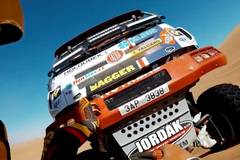 Češi si na Dakaru pomáhají. Šoltys s Tatrou vytáhl Macíkův kamion, který uvízl na vrcholu duny