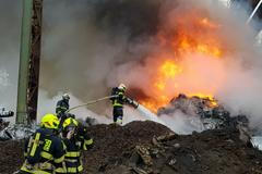 Kladno, požár, hasiči, oheň, dým, kouř, autovrak, auto, vrakoviště