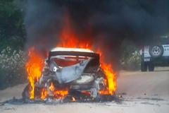 Hořící Ford finského pilota Esapekki Lappiho v Mexické rallye 2020