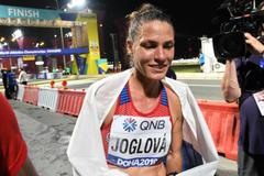 Marcela Joglová v cíli maratonu na MS v atletice v Dauhá 2019