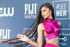 Náprsenka přesně na tělo. Zendaya ohromila na cenách kritiků