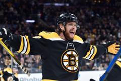 David Pastrňák slaví branku v síti Winnipegu