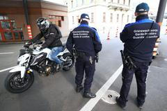 Motorkář projíždí kolem policejní hlídky na švýcarsko-italském hraničním řechodu v Chiassu.