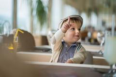 Dítě / Hospoda / Restaurace / Gesto / Ilustrační snímek