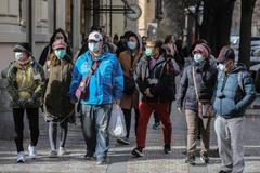 Koronavirus, Coronavir, COVID-19 - Prázdná Praha - rouška, respirátor, turisti, zákaz vstupů, zavřeno, Staroměstké náměstí, Pařížská