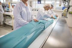 Podívejte se, jak se vyrábí zdravotnické roušky